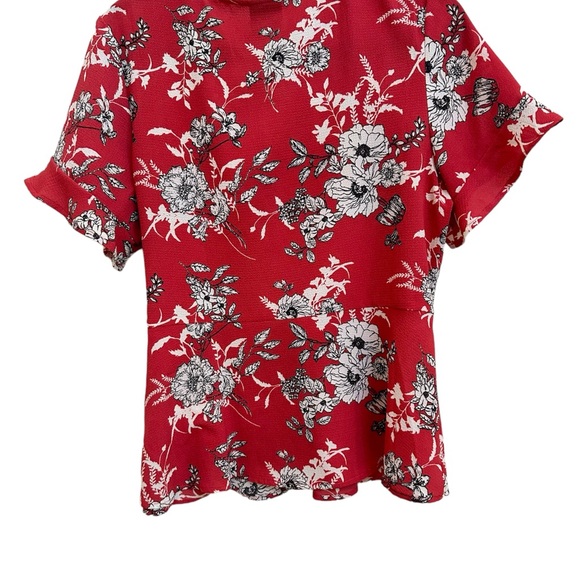 Bobeau short sleeve red floral wrap top w/ front clasp - Picture 4 of 4